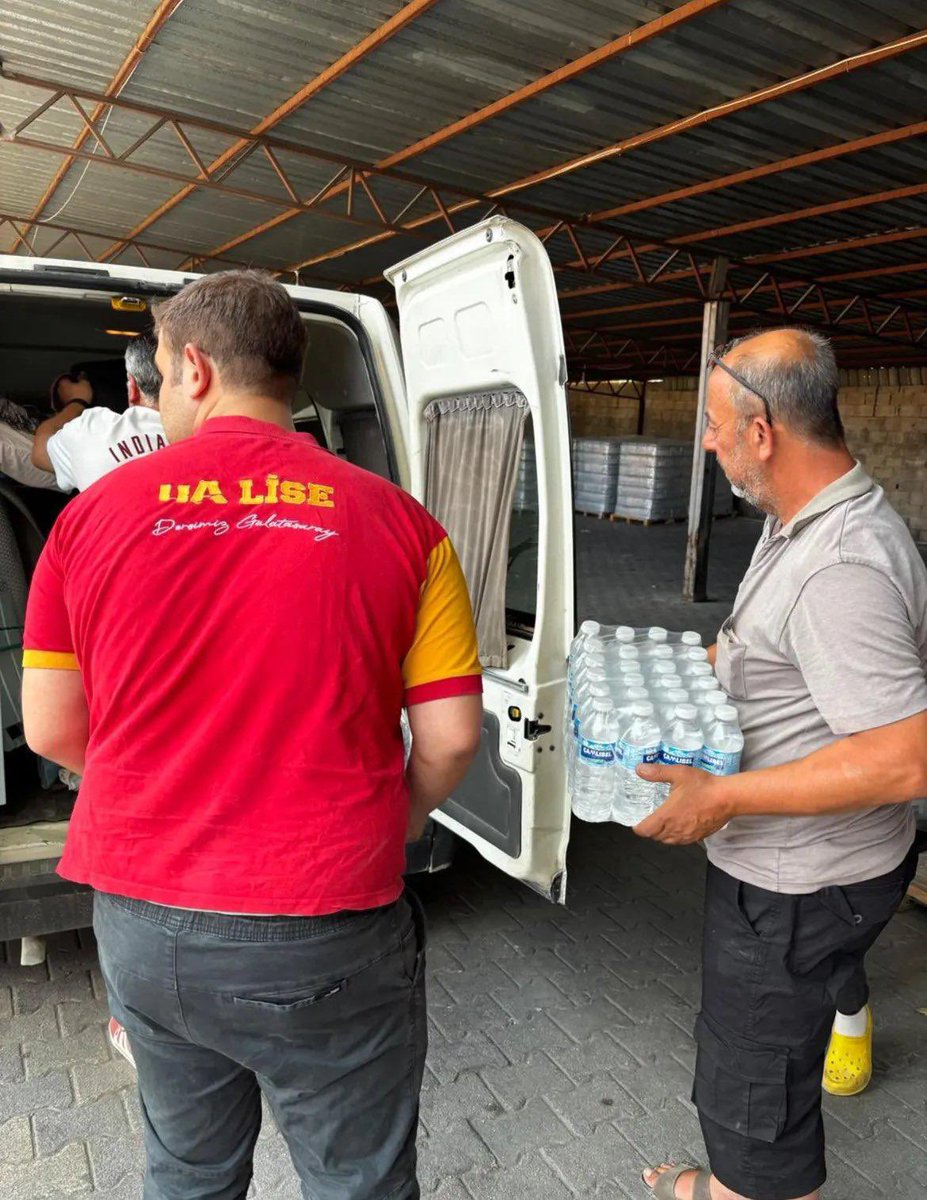 ultrAslan Lise Hatay temsilciliğimiz, Hatay’da orman yangınlarının olduğu bölgede mücadele eden yangın söndürme ekiplerine ve bölge halkına ihtiyaçlar doğrultusunda yardımlarını ulaştırdı. #İçimizYanıyor

#ultrAslanLİSE