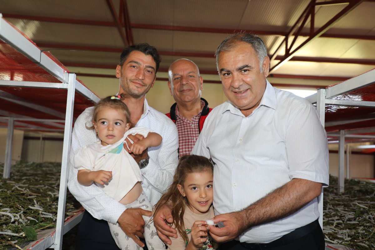 İl Müdürümüz, Koordinasyon ve Tarımsal Veriler Şube Müdürü ve Sivrice İlçe Müdürü ile birlikte Sivrice ilçemize bağlı Dedeyolu Köyü’nde ipekböceği üreticisi Sırrı Taha Bal’ın üretim sahasını ziyaret ederek yürütülen çalışmalar hakkında bilgi aldı