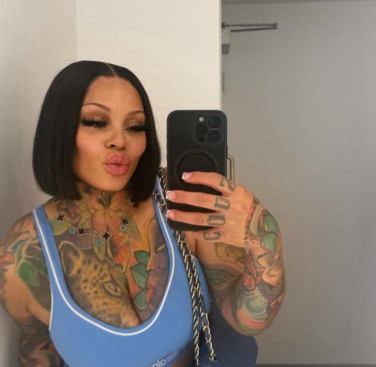 What did razor do to her face omg 😂