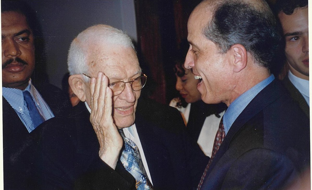 🧵 Hoy conmemoramos el natalicio de Juan Bosch, maestro de generaciones, guía moral del pueblo dominicano. Su vida fue ejemplo de integridad, entrega y servicio. Años después de su partida, su palabra sigue viva.
🕊️🇩🇴 #JuanBosch #NatalicioBosch