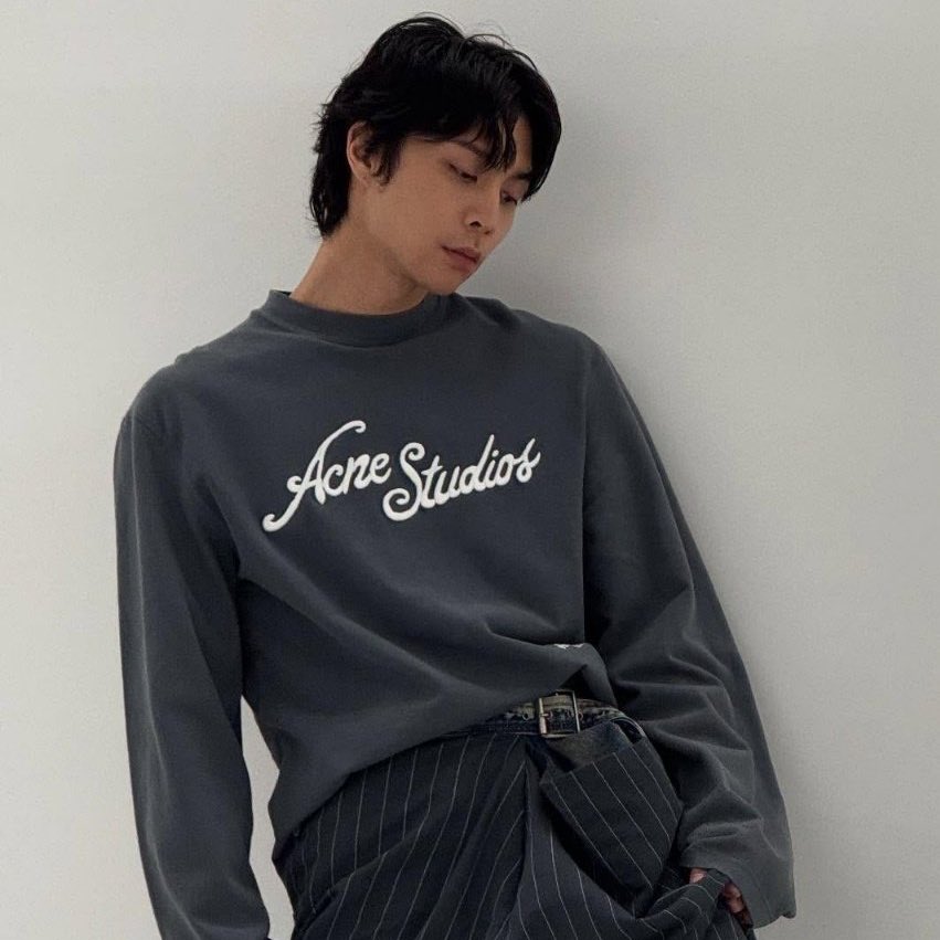 favxritejsuh's tweet photo. the difference in his arm muscles in this shirt my eyes are twitching https://t.co/qkpQQlYwAh