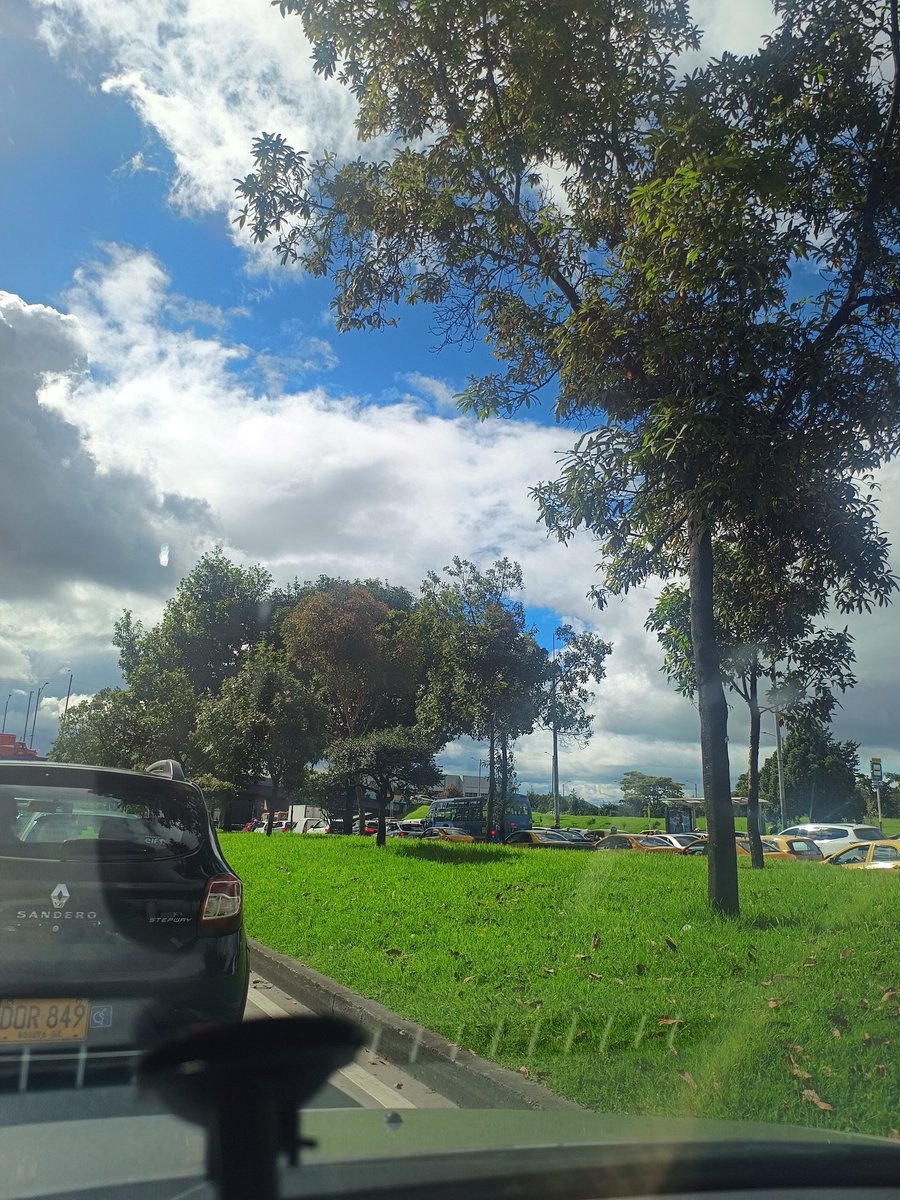 AndresPoema's tweet image. La calle 26 hacia el aeropuerto totalmente colapsada @BogotaTransito @SectorMovilidad  van horas de bloqueo y es incomprensible no haya control por parte de @Bogota