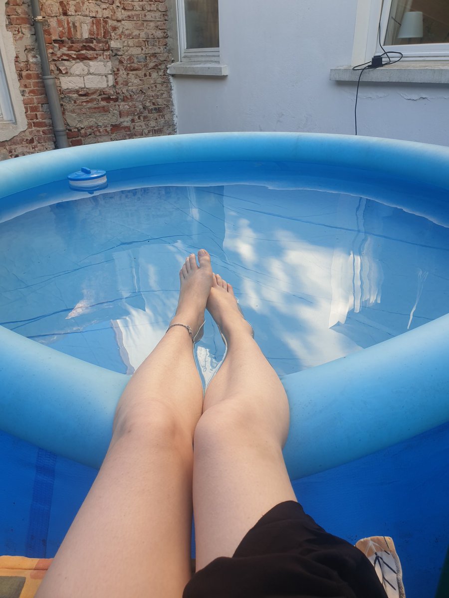 Hallo wenn wir uns persönlich kennen oder ihr friends von friends seid könnt ihr bei der Hitze die kommenden Tage super gerne (sofern ihr irgendwie klimatisiert herkommen könnt) in unseren Pool springen!! Der Garten ist von der Straße vollständig abschirmbar 💫