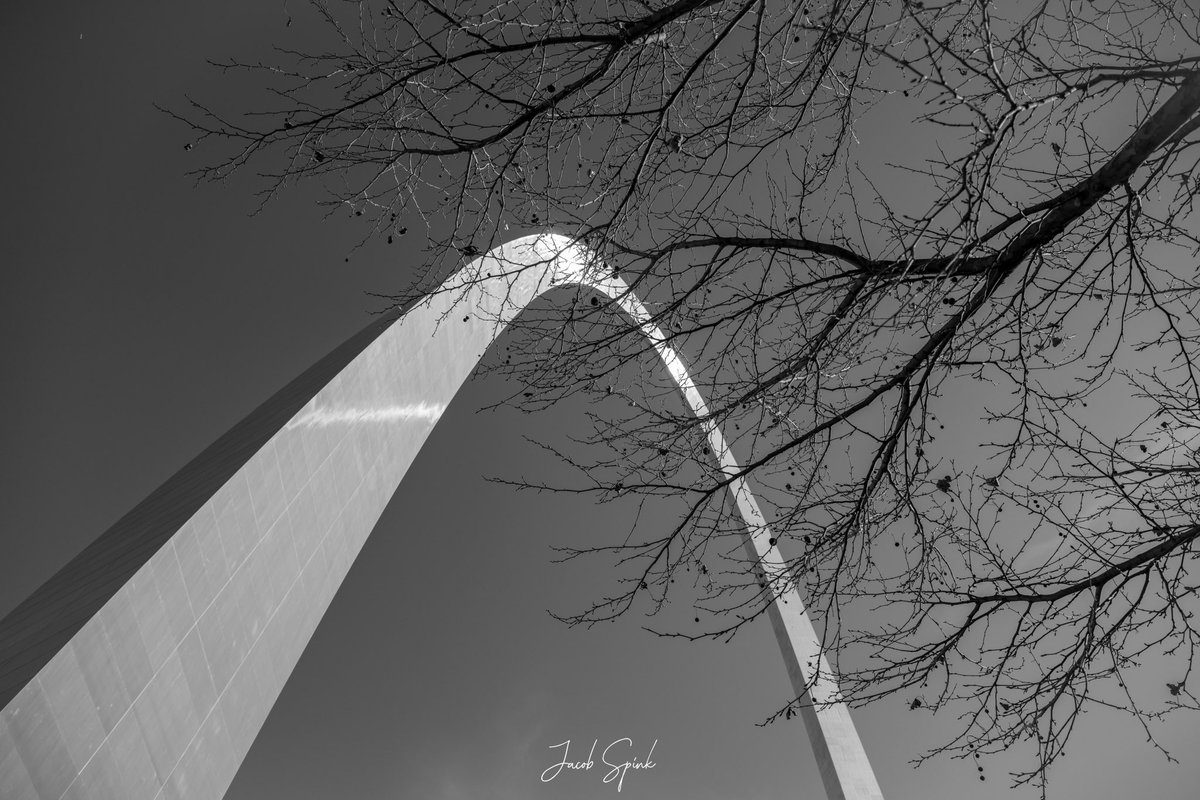jacobspinkcamra's tweet photo. I love this tall steel arch. #Arch630Day https://t.co/DIa4hn2Wal