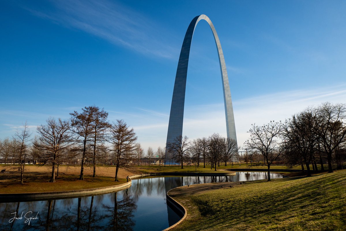 jacobspinkcamra's tweet photo. I love this tall steel arch. #Arch630Day https://t.co/DIa4hn2Wal