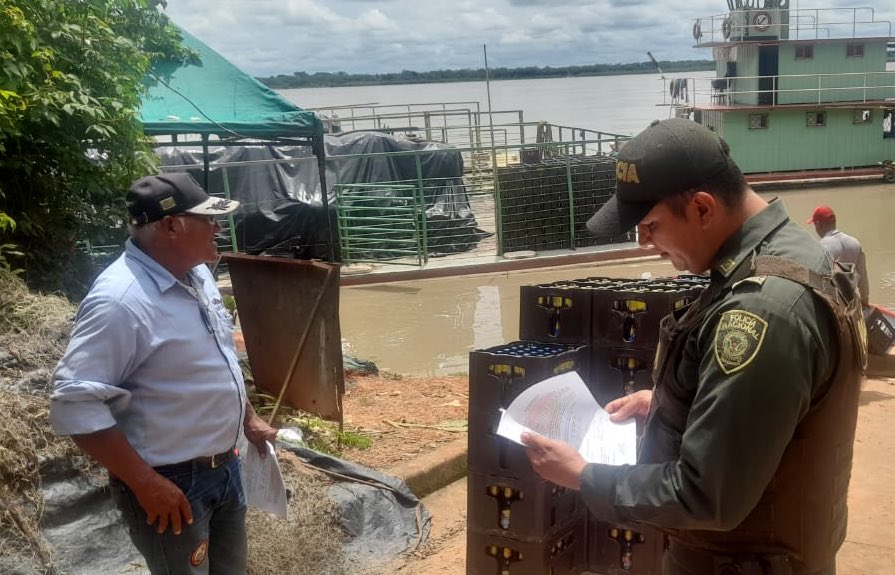 PoliciaVichada's tweet photo. #TrinomioDeLaSegurudad | 👮♂️ En #Cumaribo, la Policía fortalece la seguridad con presencia en cada rincón del territorio, Patrullamos, acompañamos y protegemos a nuestra gente. #VichadaSeguro https://t.co/cJLTsuiuTx