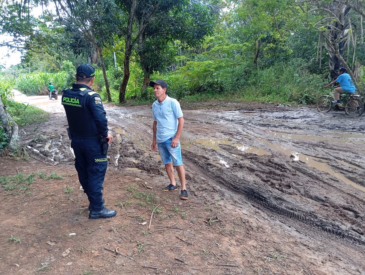 PoliciaVichada's tweet photo. #TrinomioDeLaSegurudad | 👮♂️ En #Cumaribo, la Policía fortalece la seguridad con presencia en cada rincón del territorio, Patrullamos, acompañamos y protegemos a nuestra gente. #VichadaSeguro https://t.co/cJLTsuiuTx