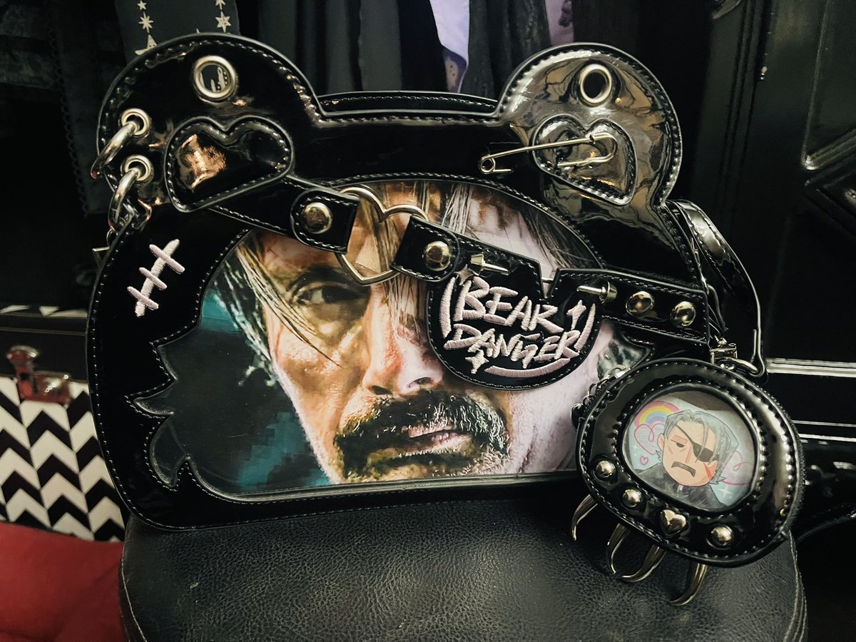s_chainsaw's tweet image. It feels weird to bring my Duncan bag to RDC7 since Mads won’t be there, so he’s staying home this year ⭐️🐻
I pimped out a new itabag this year, so hopefully people will like it as much as they did Duncan ✨🥰 Hugh’s on the new one so it’s a bit more appropriate I feel 👀