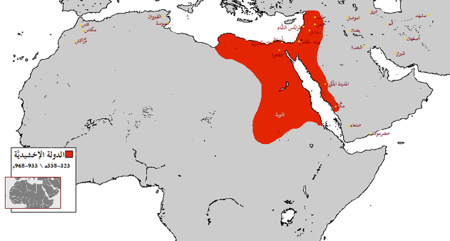 ahmdahshan's tweet photo. أحد أهم مشاكل مصر المزمنة أن السلطة السياسية كانت حريصة في كل عصورها المختلفة على ضرب أي تراكم للثروة، لأنه سيؤدي بالضرورة إلى ظهور مراكز قوى، وبالتالي إجبار السلطة على تغيير النظام ليصبح قائمًا على المشاركة لا الاحتكار المطلق.

على سبيل المثال، في العصر الذهبي الأزهى والأعظم لمصر منذ العام 525 ق.م، عصر الدولة الفاطمية (969–1171)، حين حوّل الخلفاء الفاطميون الحنفاء الأشراف الأجلاء مصر من دولة مستقلة مركزها مدينة الفسطاط (بعدما كانت القطائع في العصر الطولوني كما هو موضح في الخريطة باللون الأحمر)، إلى إمبراطورية عظمى مركزها المدينة الجديدة "القاهرة" تمتد من المحيط الأطلسي في أقصى الغرب إلى هضبة الأناضول في أقصى الشمال الشرقي، واكتسبت لأول مرة هويتها العربية والإسلامية ومركزية دورها في المنطقة بعد انقطاع دام أكثر من 1400 سنة (الخريطة أدناه باللون الأخضر).

هذا ما أدى إلى نشوء طبقة نخبوية مصرية من التجار وأصحاب رؤوس الأموال لأول مرة، وتحولت مصر إلى مركز تُصب فيه العائدات لا مجرد ولاية تنفق على المركز. وقد أدرك صلاح الدين الأيوبي هذا التحول، ولم يكن يحبه المصريون ولا يأمنهم على نفسه، حتى أنه أقام في الشام وطلب من وزيره قراقوش بناء قلعة محصنة لتكون "عاصمة إدارية جديدة" لحكمه، ليعود إلى مصر بعد اكتمال بنائها ويضمن أن يكون في مأمن من المصريين، إلا أنه توفي قبل أن يسكنها. وكان من مهام قراقوش أيضًا تفريغ النخب المصرية من كل ما لديها من ثروات.

ثم جاء عصر المماليك البحرية ثم البرجية، ورغم كل عيوبهم ومثالبهم، إلا أنهم حافظوا على الحدود الطبيعية لمصر التي أرستها الدولة الطولونية (868–905). وعادت معهم مراكز القوى ممثلة في "عرفاء" المهن أو "نقباء" بالمصطلح الحديث، وتراكمت الثروات وتشكلت مراكز قوى جديدة كان لها كلمتها في إدارة الشؤون الداخلية (الخريطة باللون الأصفر أدناه).

ولما جاء السلطان سليم الأول ياغوز، وفقدت مصر استقلاليتها وتحولت إلى إيالة مصر، أقر نظام الالتزام، فحُصرت كل الأراضي الزراعية في البلاد وأُممت لصالح السلطان، ومنحت بحق الالتزام لفترة زمنية محددة عبر مزايدات مالية. لكن، ونظرًا لبعد مصر عن إسطنبول، وكثرة التمردات فيها، وتحكم "شيوخ البلد" من المماليك في سلطتها الفعلية، حيث كانت توفر وحدها أكثر من 70% من موارد الدولة العثمانية العليا، بحسب الرحالة العثماني الشهير أوليا جلبي، فقد بات من اللازم على المماليك العثمانلية قبول مشاركة النخب.

وهكذا تراكمت الأموال من جديد، وتعززت مراكز القوى، حتى أن الإمام الحادي عشر، فضيلة الإمام الأكبر شيخ الجامع الأزهر أحمد العروسي (1778–1793)، ومعه نقيب الأشراف ونخبة التجار والمشايخ، أجبروا المماليك على توقيع وثيقة حقوق لتنظيم العلاقة بين المماليك ومراكز القوى والرعية، أشبه بـ "الماجنا كارتا". وربما لو لم تأتِ الحملة الفرنسية بقيادة نابليون بونابرت عام 1798، لترسخت تلك الوثيقة وشكلت دستورًا للعلاقة بين الطرفين.

وقد برزت قوة مراكز القوى في أن مصر كانت الولاية الوحيدة في كل ولايات الدولة العثمانية الـ22 التي حاصر أهلها القلعة وفيها الوالي العثماني، بقيادة مشايخ الأزهر ونقيب الأشراف السيد عمر مكرم، حامل البيرق النبوي. ورد على السلطان العثماني محمود الثاني، الذي دعاه ومن معه لطاعته كونه خليفة المسلمين، بقوله إن طاعة الله قطعية، وطاعة رسوله واجبة، أما أولي الأمر فطاعتهم مشروطة بطاعة الله ورسوله، وبما أنك لا تطيع الله ورسوله فينا فلا طاعة لك عندنا.

وأجبروا الخليفة على عزل واليه وتعيين محمد علي باشا، الذي شكّل اختياره لفتة ذكية بألا يتحدوا الخلافة عبر تعيين أحدهم، فيُعتبر ذلك خروجًا عن الدولة، وفي الوقت نفسه اختاروا شخصًا مجهولًا للعثمانيين، لا ولاء له حقيقي للسلطان.

ثم أجبروا محمد علي باشا على الالتزام بوثيقة حقوق وواجبات على غرار ما كان الوضع عليه زمن المماليك، سُميت آنذاك بـ"السياستنامة". وهنا أدرك محمد علي الخطر على سلطته، فنفى السيد عمر مكرم إلى دمياط عام 1809، وألغى سياسة الالتزام وحلّ محلها نظام "الاحتكار"، بحيث تكون الدولة ممثلة فيه شخصيًا هي المالكة والمحتكرة لكل شيء: الزراعة والتجارة والصناعة.

أسس محمد علي باشا الجيش لحماية ملكه وتعزيز استقلاله عن الدولة العثمانية، فكان الجيش المصري منذ نشأته الأولى أشبه بجيش أسس دولة، لا العكس، وهو بعد مهم لفهم العلاقات العسكرية-المدنية المصرية. فكل المنجزات الصناعية والزراعية والعلمية كانت في الأساس لخدمة الجيش، ثم اتجهت تدريجيًا لخدمة المجتمع المدني.

على سبيل المثال، زراعة القطن ومادة الفوة الحمراء لصباغة الطرابيش، ثم مصانع الغزل والنسيج، كان غرضها الأساسي تصنيع ملابس عسكرية للجيش، دون الحاجة للاستيراد حتى لا يشعر العثمانيون بأن محمد علي يصنع جيشه الخاص. أسس الكلية الحربية في أسوان لتكون بعيدة عن أعين العثمانيين، وكانت المصانع لخدمة الجيش، حتى أول مستشفى حديث "القصر العيني" كانت لحماية العسكريين من الأمراض، وأول دفعة أطباء ومهندسين أُرسلت لفرنسا كانت لخدمة العمل العسكري، والمطبعة كانت للمنشورات العسكرية.

وهكذا، كل أدوات الدولة الحديثة صُمّمت لأجل الجيش. وبعد معاهدة لندن 1840، نتيجة توسع محمد علي الكبير، استخدم أدوات الدولة القومية الحديثة لتفريغ مراكز القوى من قوتها، واحتكار كل شيء لصالحه (خريطة دولة محمد علي باشا في أقصى أتساعها باللون الأحمر أدناه).

وعندما أراد الخديوي إسماعيل أن يروّج لنفسه في أوروبا كمصلحٍ صاحب دستور عصري ومجلس شورى نواب منتخب، وزع الملكية على فئة محدودة من المصريين لتشكيل نخبة تدين له بالولاء. ولم تتشكل هذه النخبة بناءً على جهودها الذاتية، فنتج عن ذلك وضع غير منطقي، وأنانية من هذه النخب، مما وفّر البيئة المناسبة لضباط يوليو وسياسات التأميم، التي لاقت تأييدًا شعبيًا.

وبعدما جرى نوع من الانفتاح في الفترة من (2000–2005)، فشل مبارك في توسيع المشاركة الشعبية ودفع الإصلاحات الاقتصادية بما يتناسب مع توسع الطبقة الوسطى، فتراكم الغضب حتى انفجر في 2011. وبعدما جاءت حركة 30 يونيو المباركة، درست بشكل جاد أسباب "تمرد" 2011، التي بدت غير مبررة وفق تصورها الضيق نظرًا لكون المصريين في بحبوحة مقارنة بكل عصورهم السابقة، فخلصت إلى أن الخطر يكمن في الطبقة الوسطى التي حرّكت جموع المصريين "الطيبين".

فكان الحل: تفريغ هذه الطبقة من مكتسباتها، وإجبارها على الهجرة، أو انتظار دورها للانضمام إلى جيوش الفقراء، أو الخضوع المطلق والمشاركة في مهزلة تتجلى فصولها في مشاهد حديثي النعمة القادمين من القاع للقمة بلا موهبة أو جهد حقيقي، دون تراكم للثروة، أو فتح للسوق، أو تمكين المصريين من الثراء بالطرق المشروعة.

وفي ظل غياب طبقة يمكن تسميتها بـ"Old Money" في مصر، بل وجود مجموعة من الجُرابيع الذين استبدلوا التوكتوك بـ"لامبورغيني"، ستظل المعاناة، ويسود القبح، وتتحول مصر إلى "هند الشرق الأوسط"، لكن بلا نووي، ولا قوة إقليمية، ولا نهضة علمية، ولا مكانة دولية؛ شعب فقير، ودولة يقودها حفنة من الأغنياء، ونفس الكلمة... مع استبدال النون بالباء!