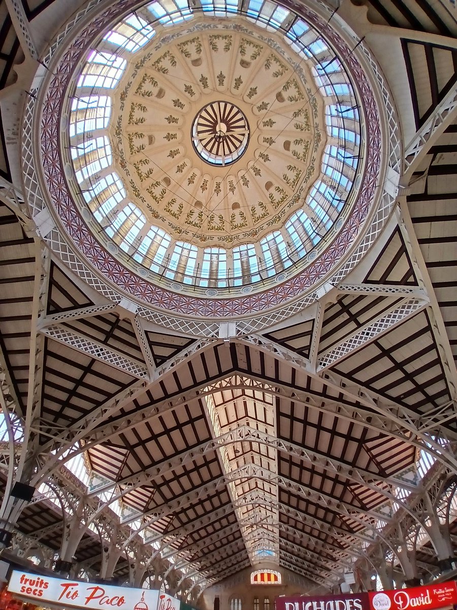 Escapada basquetbolística a #València. Aprofitant  per descobrir racons d'una ciutat molt bonica. Ara, si sentiu algú parlant català, demaneu un desig...
