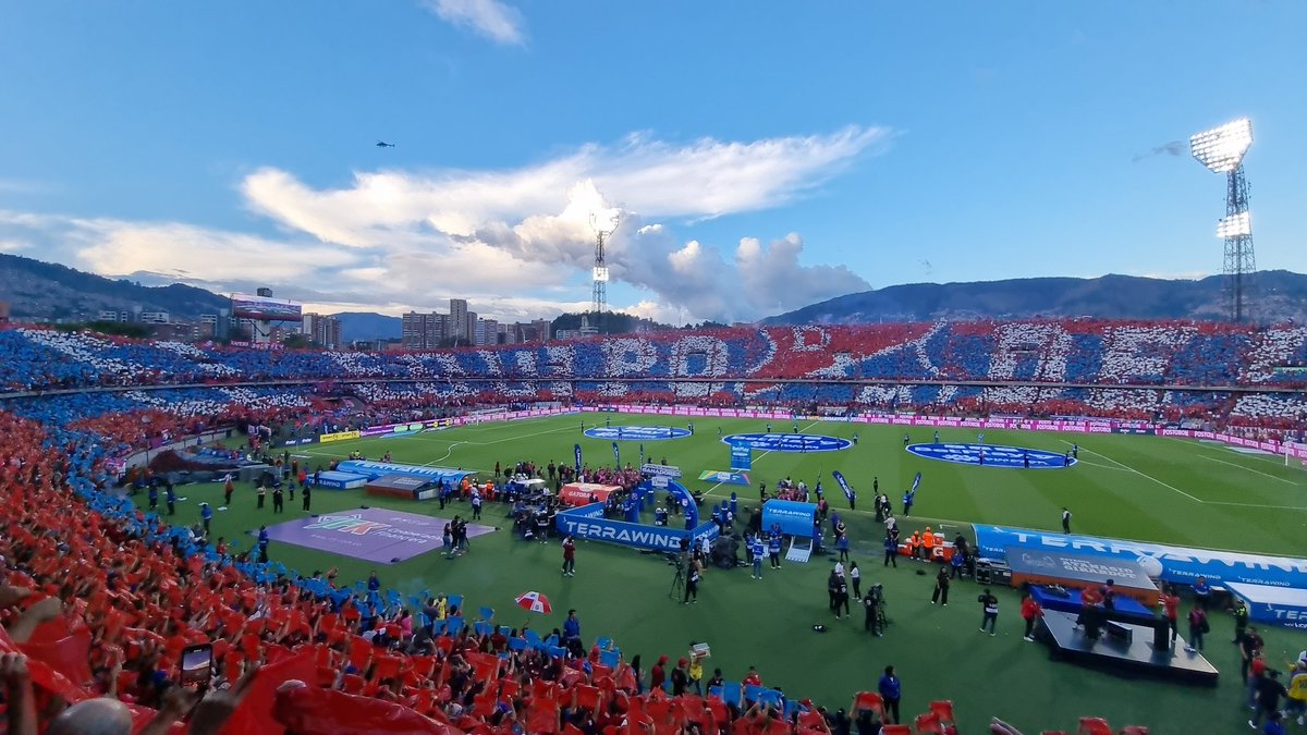 La historia dice que esta hinchada siempre ha sido más grande que el equipo. Se demostró una vez mas! Jugadores mediocres y mal planteamiento, el partido donde tenían todo a favor, lo hicieron peor que nunca. Algún día la vida nos devolverá lo que merecemos!