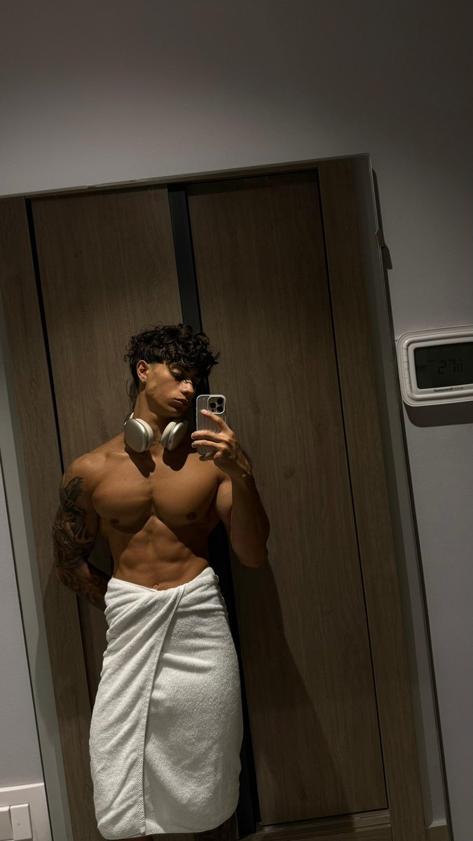 Avevo proprio bisogno di una doccia rinfrescante 💦 anche tu ti senti sempre bollente come me? 🔥😉

OF 🤍💙: onlyfans.com/mattysecret
TELEGRAM 🎁: t.me/+wYqpbW_1Ui40N…