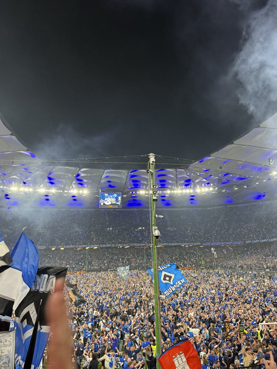 JanLucaHSV's tweet image. Saison 24/25 war wirklich geisteskrank.
Danke an jeden für diese unglaublichen Fahrten, diese Reise hin zum Aufstieg und alles, was darüber hinaus geht.
Unvergessliche Zeit.
Der HSV spielt wieder BUN DES LIGA!