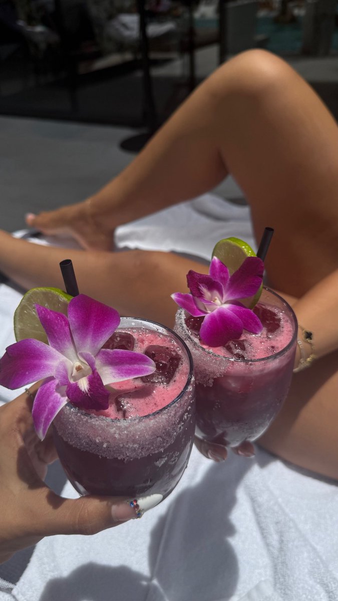 youzella's tweet photo. pool dazed ☀️🍹 https://t.co/QsXKWI9EY1