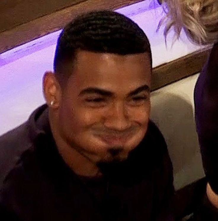 _teecherie's tweet image. THAT HUG TOMMY GAVE EMILY WAS SO AWKWARD LMAOOOO HE DOESNT LIKE THAT GIRL AT ALL HE LITERALLY PATTED HER BACK #loveisland #loveislanduk