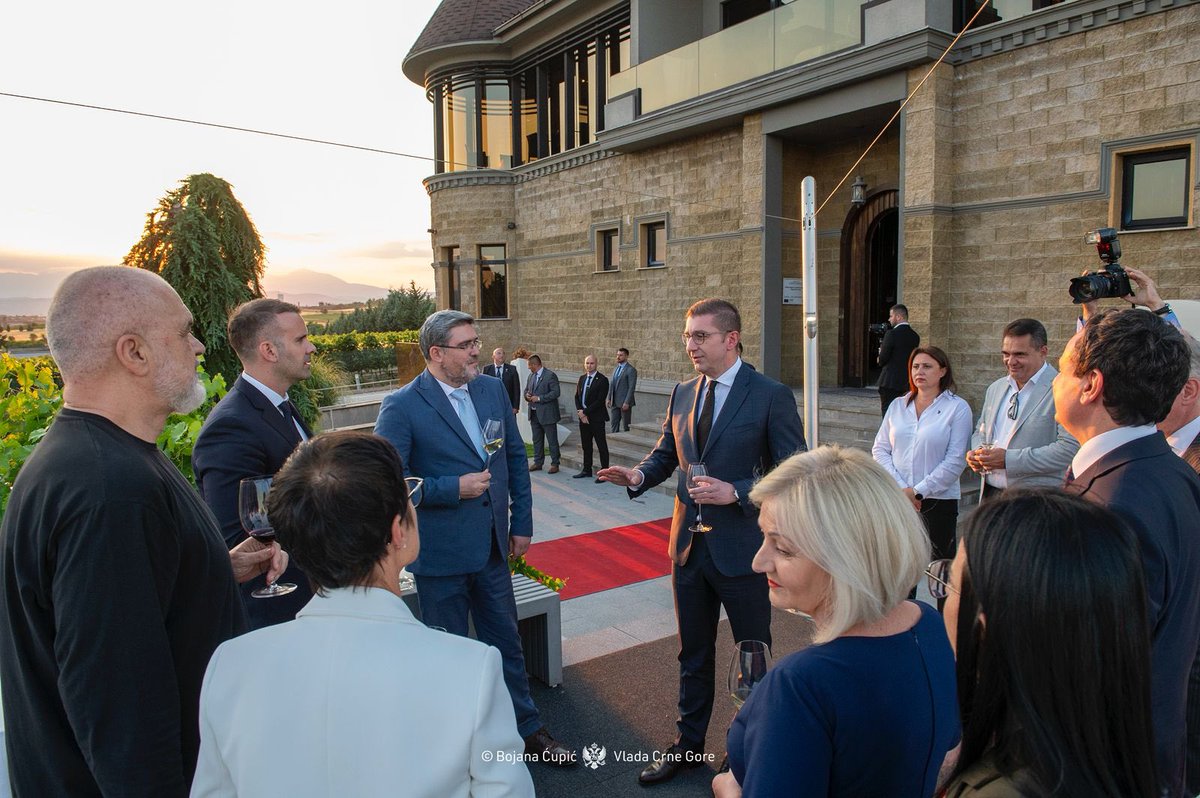 U prelijepoj vinskoj periferiji Skoplja, ponovo smo se sreli sa našim prijateljima iz EU, kao i sa liderima zemalja Zapadnog Balkana. Regionalna saradnja može ubrzati put ka jedinstvenom tržištu🇪🇺, zato je neophodno da ekonomske reforme, koje donose direktne benefite građanima,