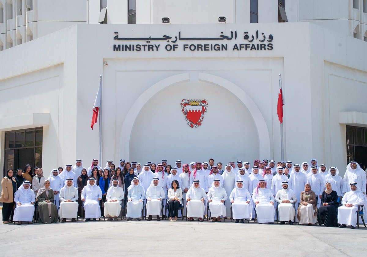 bahdiplomatic's tweet image. وزير الخارجية يلتقي فرق العمل المساهمة في تسهيل عودة المواطنين البحرينيين العالقين في الدول المتأثرة بالأوضاع الراهنة 

tinyurl.com/4jsu6e9j