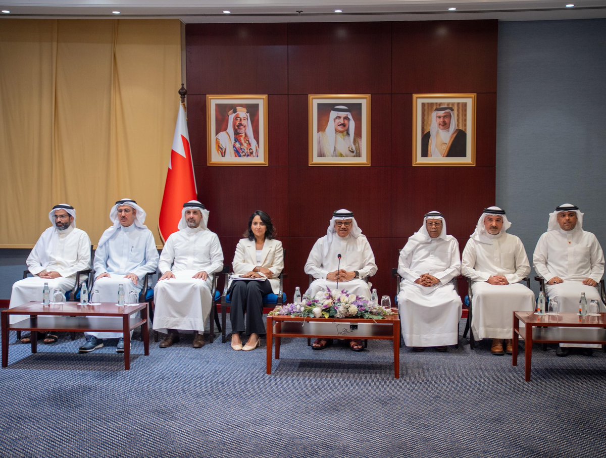 bahdiplomatic's tweet image. وزير الخارجية يلتقي فرق العمل المساهمة في تسهيل عودة المواطنين البحرينيين العالقين في الدول المتأثرة بالأوضاع الراهنة 

tinyurl.com/4jsu6e9j