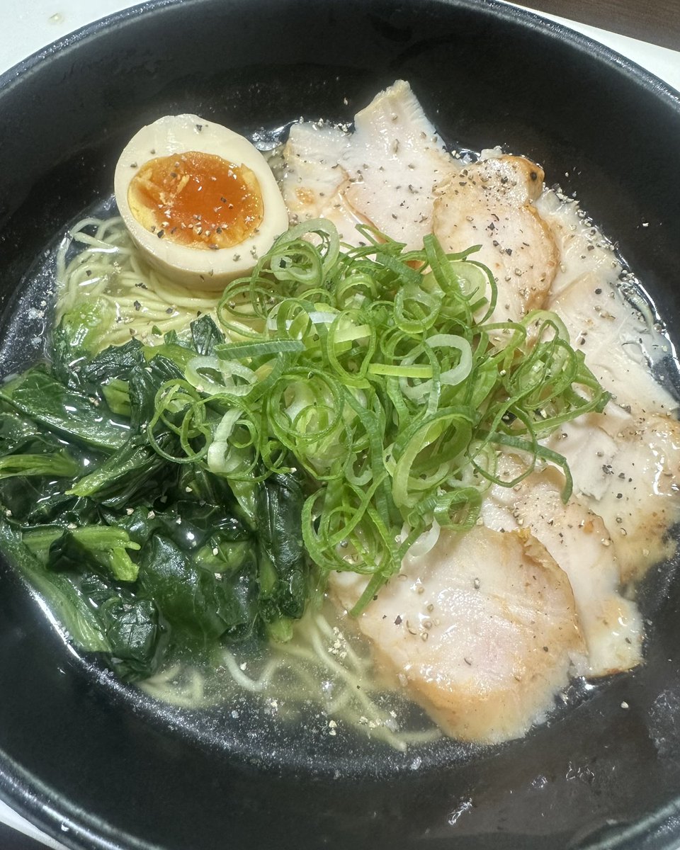 tatsu_no5's tweet photo. 暑い��ねー暑いけどラーメン食いたいよねー🫠
そんな贅沢な発想から生まれた鶏塩レモンラーメン🫠
バカうま。
才能感じる。

写真を間違えた🫠 https://t.co/6Jk4BYn6Fl