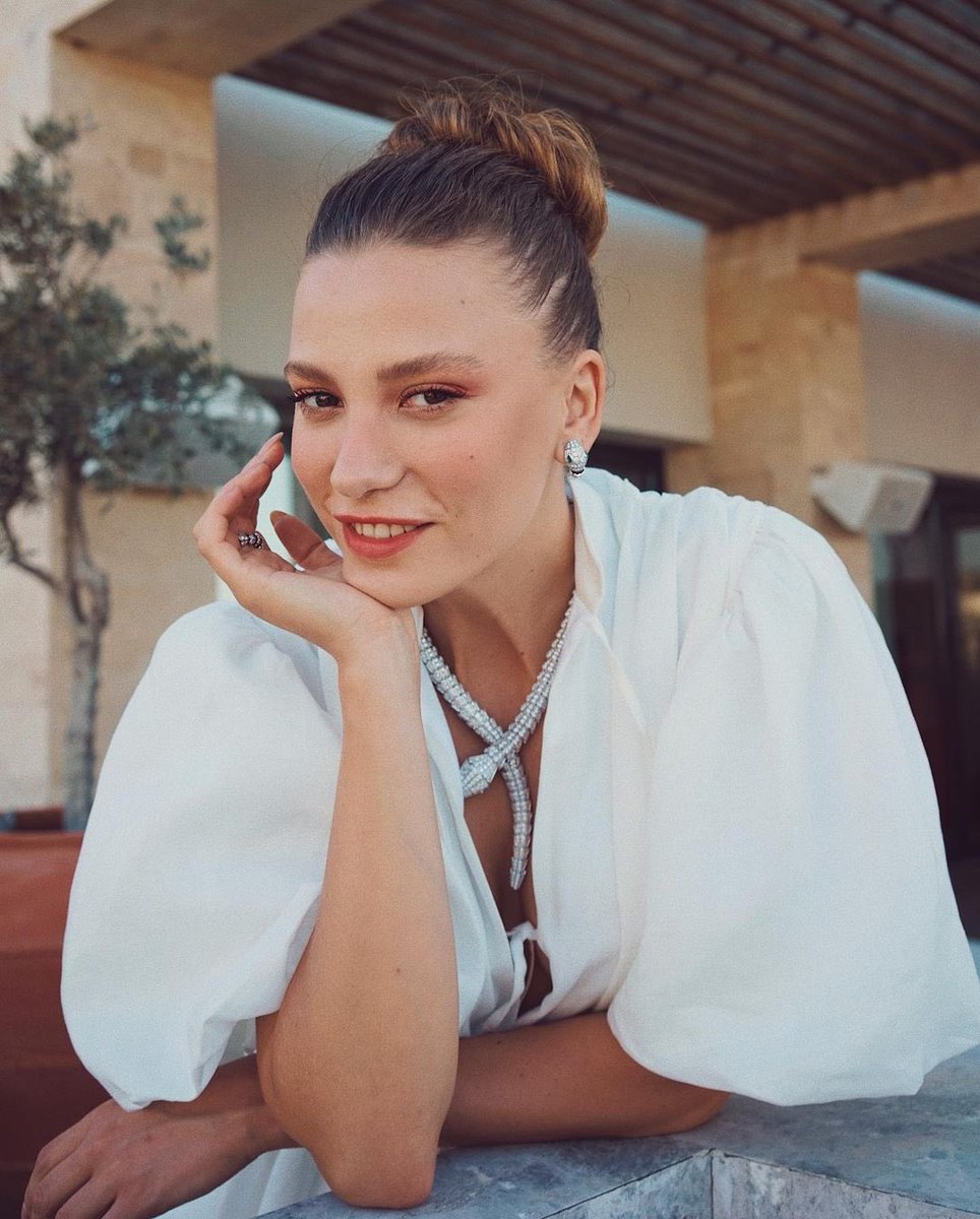 Serenay Sarıkaya, 33 yaşında! 🌹