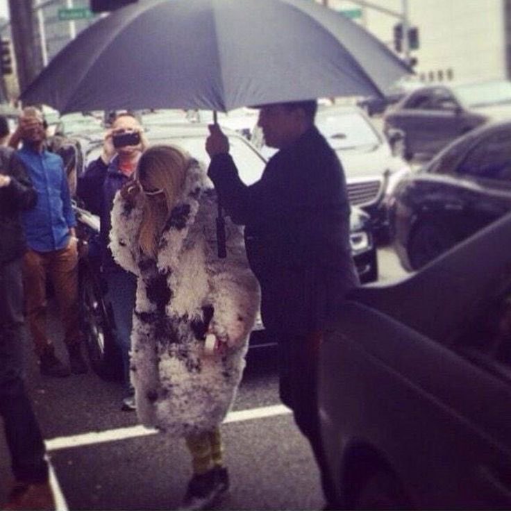 d4eshon's tweet image. Nicki wearing this miu miu fw14 shearling coat. Omg.