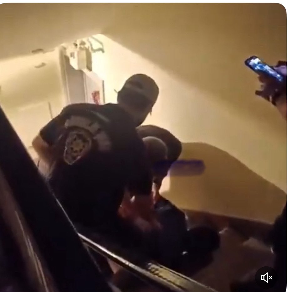 Kutsala saldırmak sanat değil şerefsizliktir.. Bunun da bir karşılığı olmalıdır.. kirli elleri ile Peygamberimizi karikatürize eden varlık kelepçelendi , gözaltında..Tutuklanmasını da bekliyoruz..#lemandergisi #lemandergisikapatılsın #LemanHaddiniBil