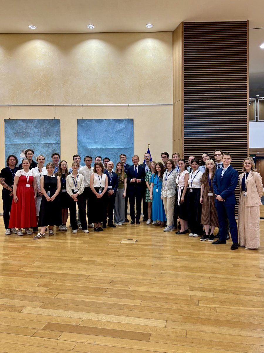 Piotr_Serafin's tweet image. Miło było dziś spotkać się z polskimi stażystami Blue Book i Schumana 🇵🇱🇪🇺
Tuż przed końcem ich stażu porozmawialiśmy o wrażeniach z ostatnich 5 miesięcy pracy w @EU_Commission @Europarl_EN.
To naturalni ambasadorzy UE – zachęcałem ich, by dalej dzielili się tym doświadczeniem.