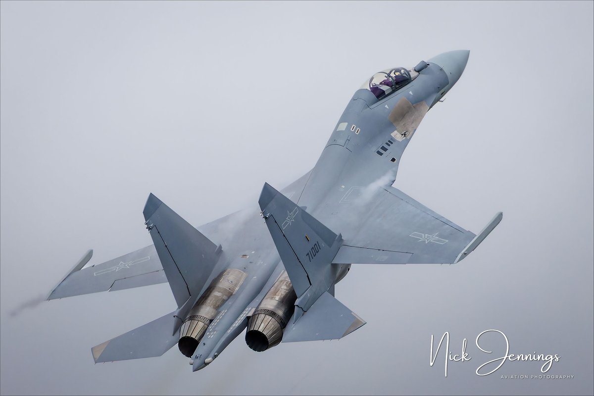 darealnjennings's tweet image. Back to the Zhuhai Airshow photos! Here's a shot of a Shenyang J-16 Qianlong. The weather wasn't great on our first day, it was overcast most of the day, making photography difficult.