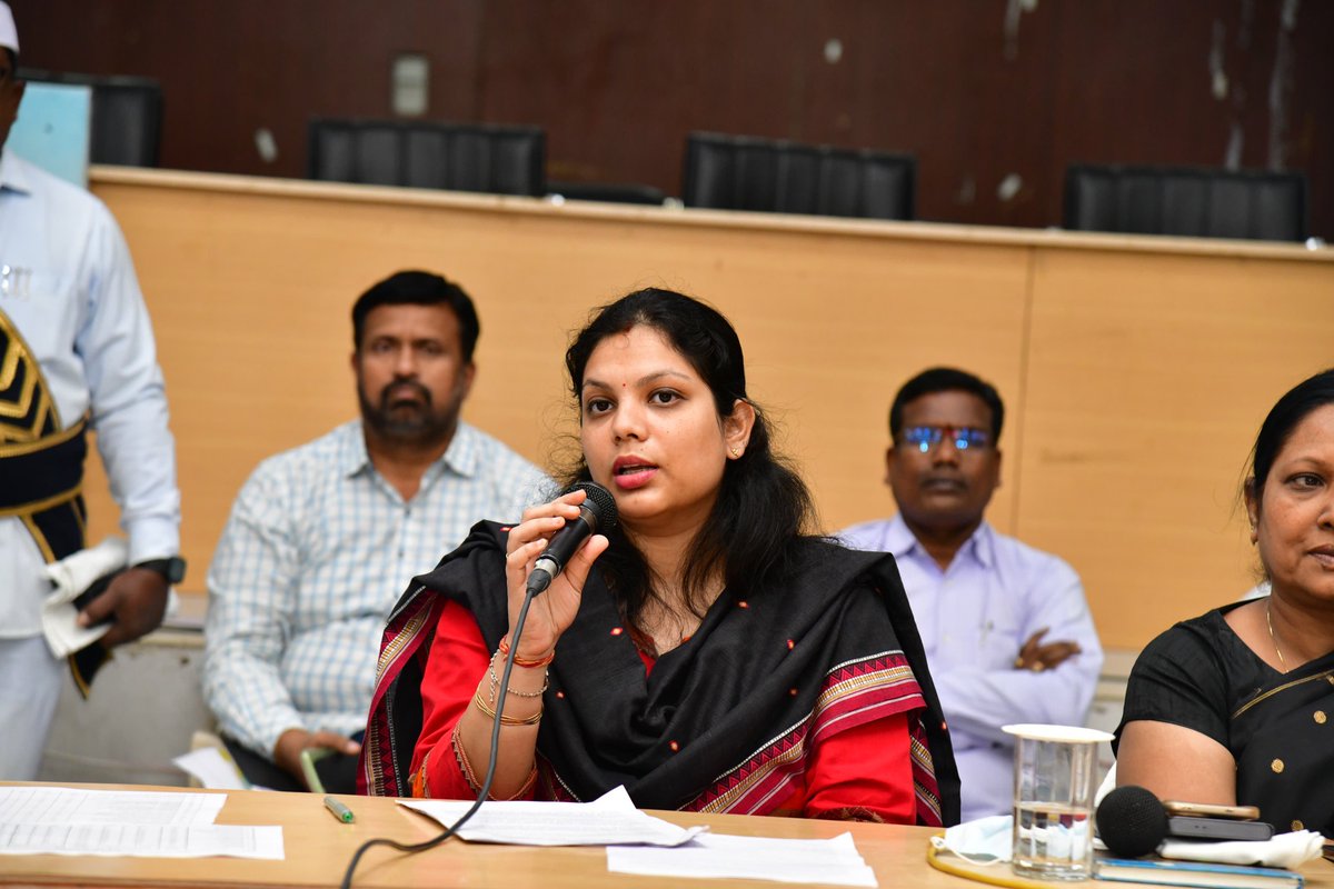 జిల్లా అధికారులతో పలు అంశాలపై జిల్లా కలెక్టర్ పమేలా సత్పతి సమీక్షించారు. PMJJY బీమా అందరికీ చేయించాలన్నారు. PM సూర్యఘర్ ముక్తి బజీలీ యోజనపై దృష్టి పెట్టాలని తెలిపారు. SSG మహిళలందరినీ ఓపెన్ స్కూల్లో చేర్పించాలని అన్నారు. పని ప్రదేశాల్లో ICC కమిటీలు తప్పనిసరిగా ఉండాలని ఆదేశించారు.