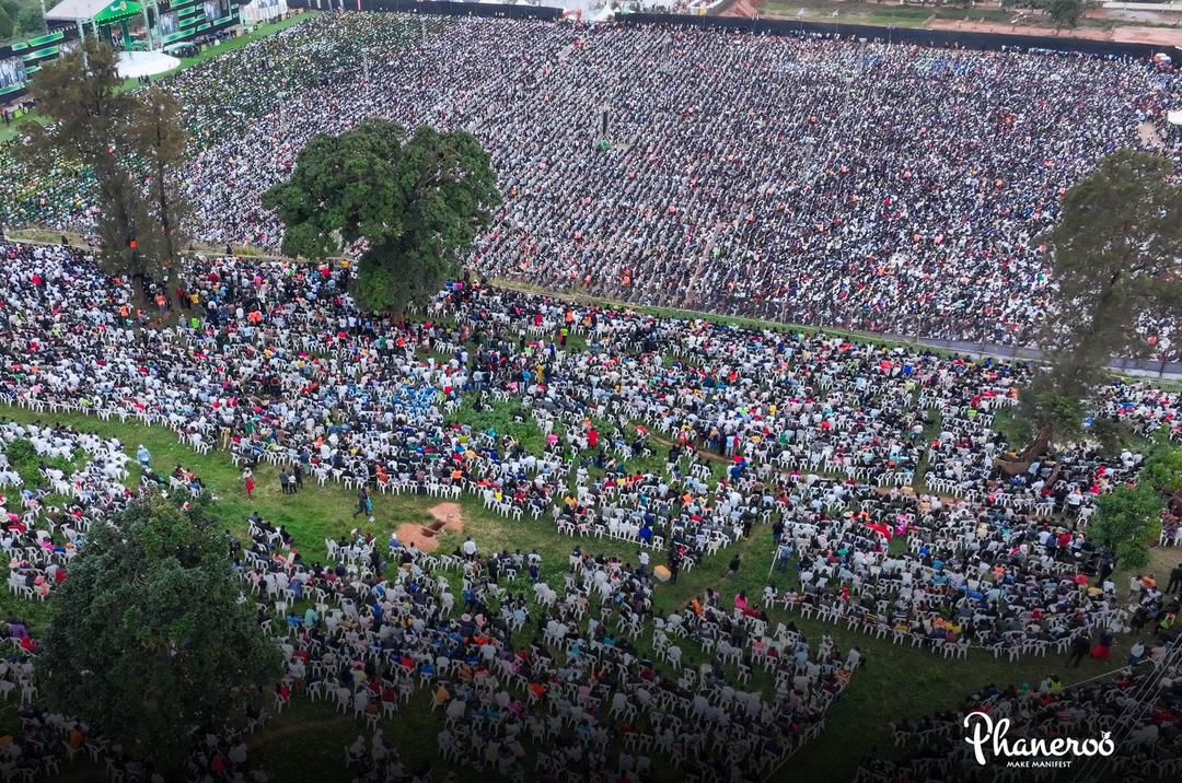 VictoriaVi19388's tweet photo. After the #bennyhinncrusade2025 , it takes maturity to know the weight that Apostle Grace Lubega 💘 carry everyweek to feed us. If you haven't understood it's not yours.
May God richly bless you Sir 💖.
#Phaneroo
#PhanerooAt11 https://t.co/1TV2bjmP6q