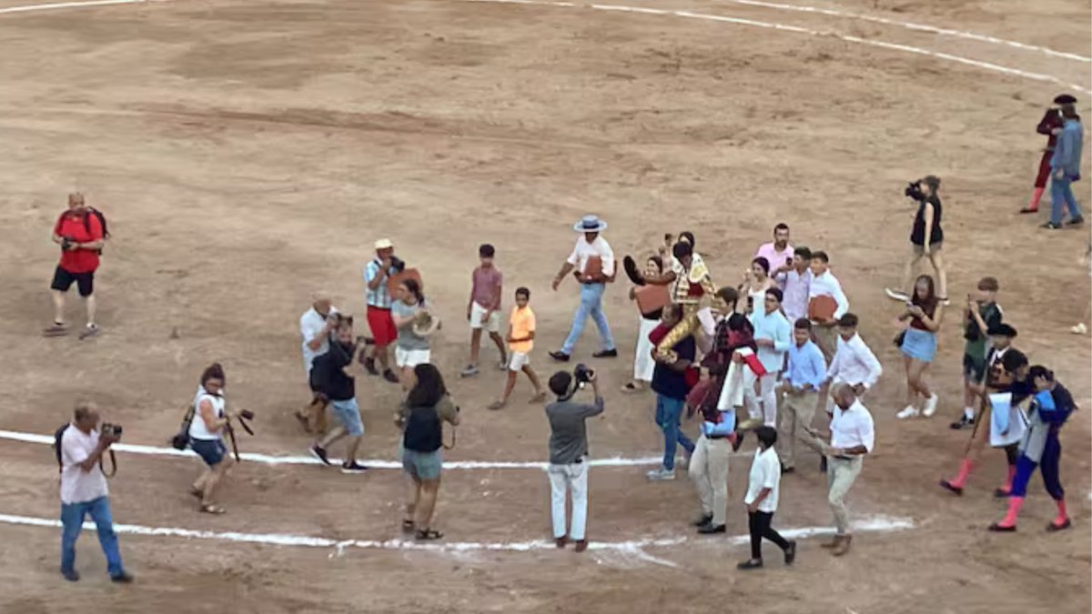 Hoy por hoy Zamora (@hoyxhoyzamora) on Twitter photo 🐂 Feria Taurina de San Pedro 2025 👇
🏟️En <a href="/zamoratoros/">Plaza de toros Zamora</a> :
👉Puerta Grande para Borja Jiménez y Manuel Diosleguarde goo.su/Yg1DW
👉A hombros Guillermo Hermoso de Mendoza y Pérez De Gregorio en el cierre de feria goo.su/HRkEY 🐂 Feria Taurina de San Pedro 2025 👇
🏟️En <a href="/zamoratoros/">Plaza de toros Zamora</a> :
👉Puerta Grande para Borja Jiménez y Manuel Diosleguarde goo.su/Yg1DW
👉A hombros Guillermo Hermoso de Mendoza y Pérez De Gregorio en el cierre de feria goo.su/HRkEY