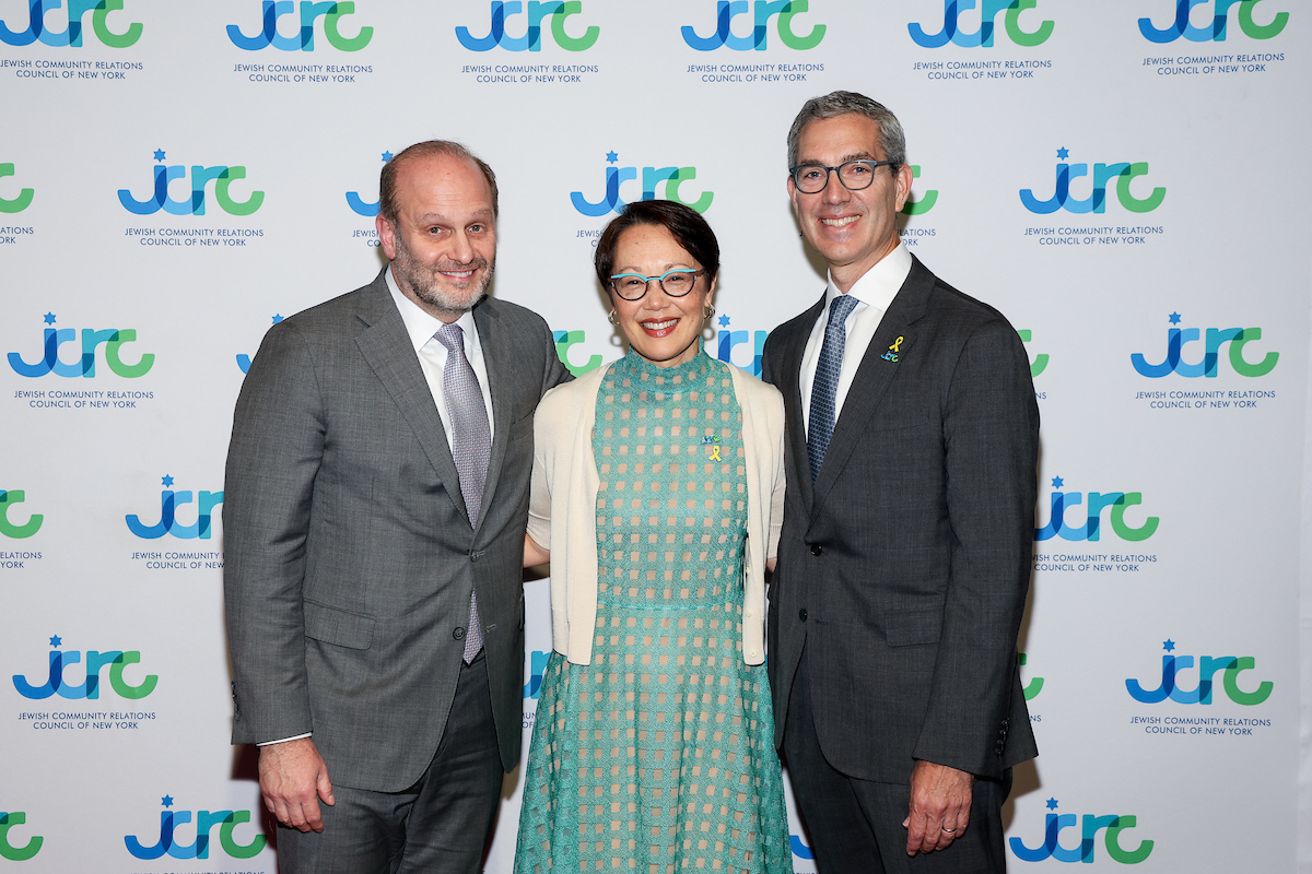 Reform. Conservative. Orthodox. At our Gala, Rabbis Buchdahl, Cosgrove &amp; Steinmetz stood united in vision and heart 💙 A moving reminder that shared values transcend labels. Donate: jcrcny.org/donate/ 🎥 Tribute: youtube.com/watch?v=rr2gNJ…