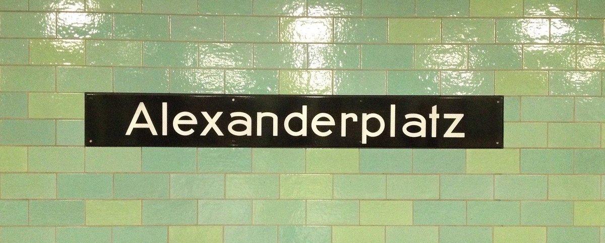 Voy a hacer una locura este verano.

Voy a intentar contar la historia de Berlín a través de los carteles del metro.

¿Se puede contar algo así a través de rótulos?

Seguidme y lo veréis con cada historia.

Comenzamos con la estación central hoy en día: Alexanderplatz.

En 2012,