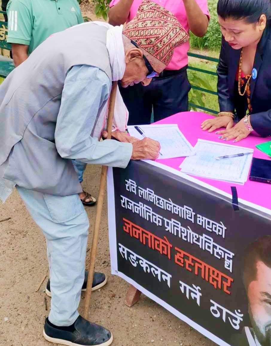 lagani_patra's tweet photo. रवीकाे पक्षमा हस्ताक्षर गर्नुभएका चन्द्रप्रसाद भुसालले भन्नुभयो- अहिले ९० बर्षकाे भएँ, नेपाली काँग्रेसकाे किमडाँडा गाविसकाे पुर्व सभापति हुँ, एकपटक जिल्ला समिति सदस्य पनि भएकाे हुँ। भर्खर साईन गरेर आएकाे छु।  यिनिहरुले अति गरे, रवीलाइ मेराे साथ छ । https://t.co/sXOMAUrFe9