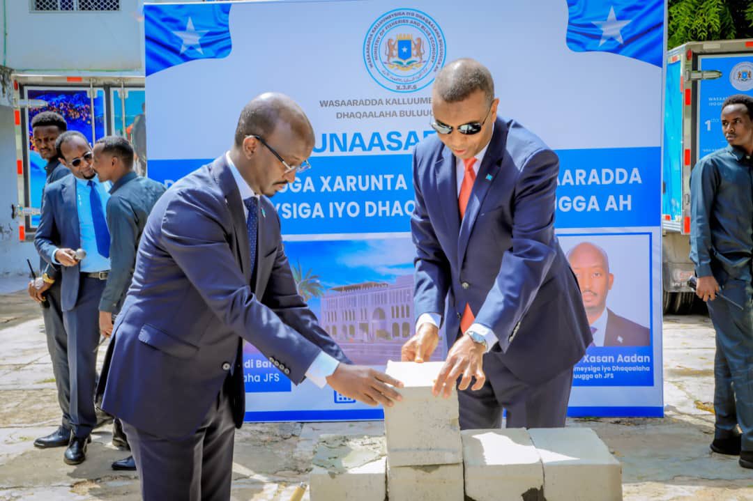 AhmedHasanAden's tweet image. أود أن أتقدم بالشكر الجزيل إلى معالي رئيس الوزراء السيد/ حمزة عبدي بري @HamzaAbdiBarre ، لوضعه حجر الأساس اليوم للمبنى المستقبلي لوزارة الثروة السمكية والاقتصاد الأزرق.

يأتي هذا الإنجاز بعد ما يقرب ثلاث سنوات من العمل الجاد والتفاني للوصول إلى هذه المرحلة، وسيشمل المقر الجديد…