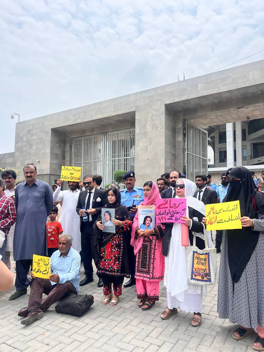 میری بتیجی ماہ‌زیب بلوچ نے آج اسلام آباد ہائی کورٹ کے باہر احتجاج میں شرکت کی۔
وہ لاپتہ افراد کے اہلِ خانہ کے ساتھ کھڑی ہوئی، انصاف اور فل بینچ کی بحالی کا مطالبہ کیا۔
میرے بھائی راشد حسین کا مقدمہ اب بھی زیرِ التوا ہے۔
اگر عدالتیں ناکام ہو جائیں تو شہری کہاں جائیں؟