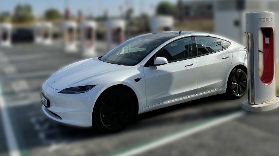 sync_rentals's tweet photo. Synced: Tesla Model 3 SR, RWD, 2024. Λευκό. Αυτόματο. Ηλεκτρικό. Όριο: απεριόριστα χιλιόμετρα. Χαλκιδική.
#TeslaModel3 #NewCarAlert #SyncCars #sync #SyncCarRentals
👇 https://t.co/IvQ447tLAO