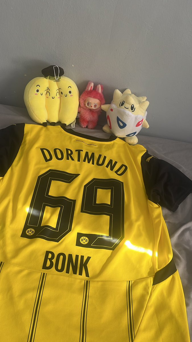 Berkay110760's tweet photo. Flew back into LONDON NOT empty handed quick shoutout to @MaldoD9713  for helping me find the piece of paper for the BVB shirt after I celebrated winning the labubu 🤣 @SolsticeConf @bonk_inu https://t.co/NkQ92K3XYY