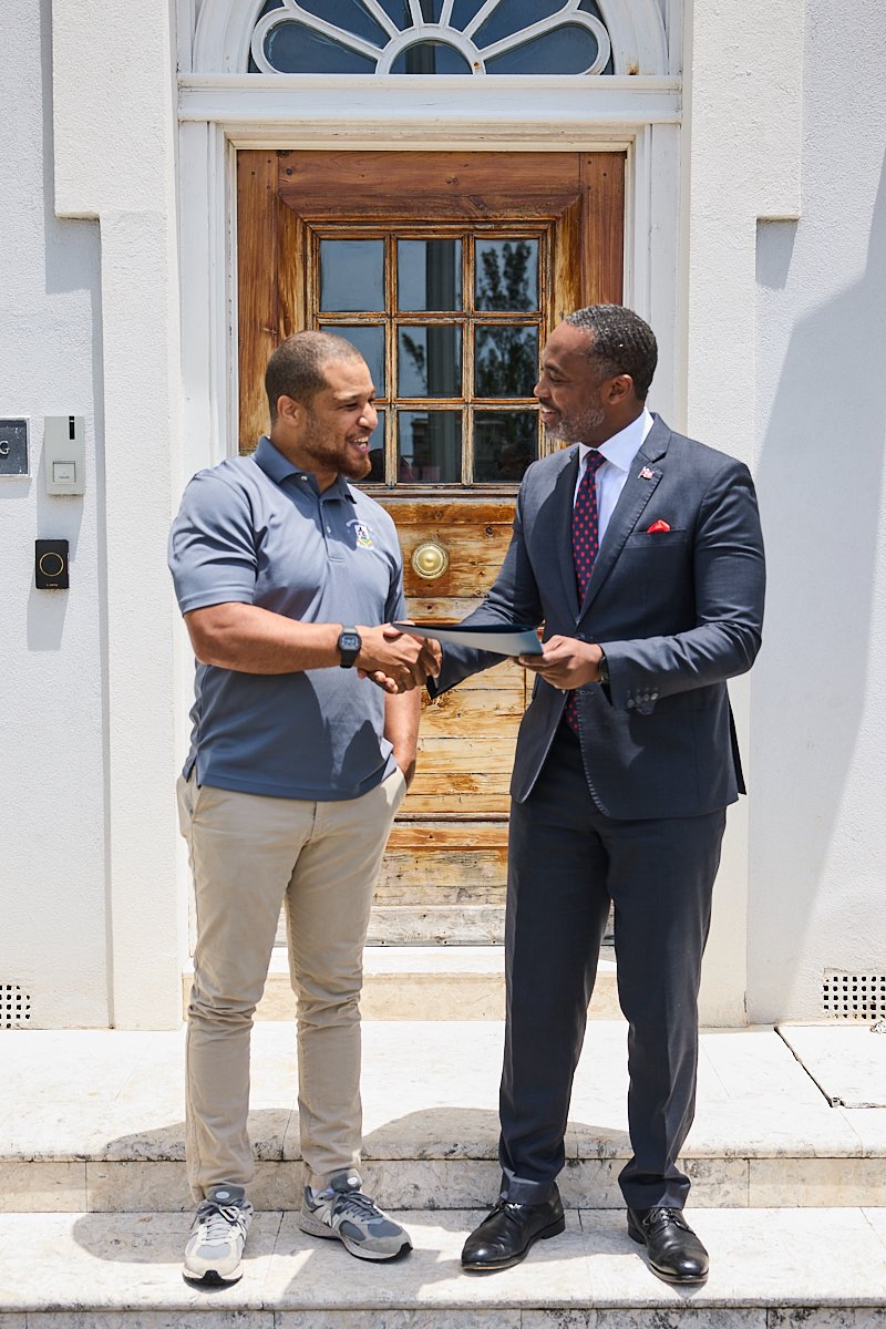 BermudaPremier's tweet image. Congratulations to May’s Public Service Excellence Award winner, Jared Pearman. His steady growth, professionalism, and dedication to public service have stood out over the years. Well deserved. #PublicServiceExcellence #Bermuda