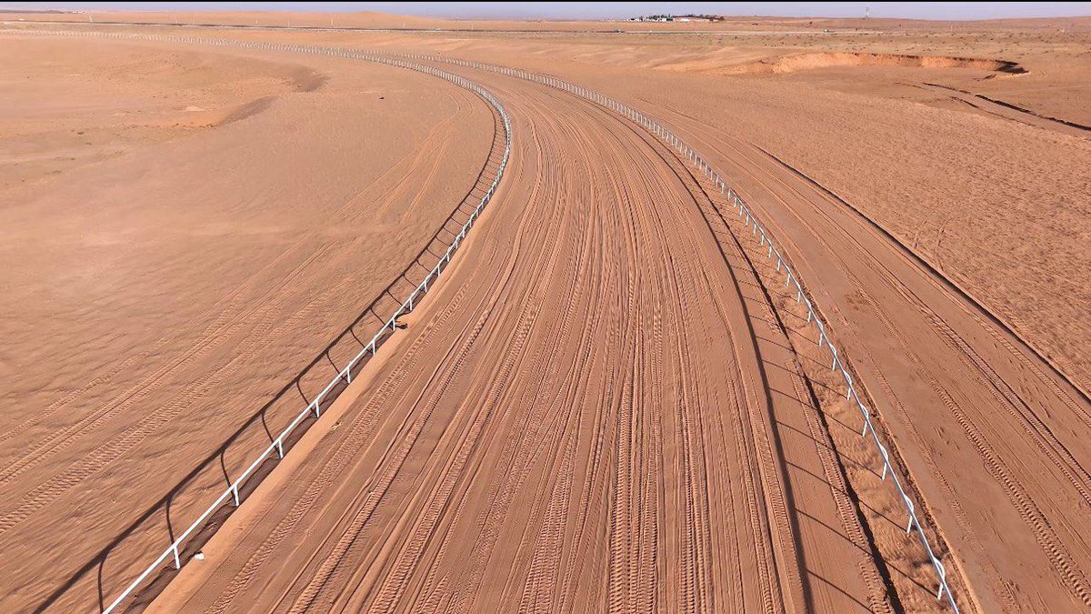 يحظى المشروع بدعم ومتابعة سمو #أمير_منطقة_القصيم لتعزيز حضور الرياضات التراثية، وتنمية مكون الهوية الوطنية، وفي مقدمتها رياضة الهجن..

مشروع ميدان الهجن بالقصيم يسير نحو الاكتمال بمواصفات متميزة وعلى مساحة تتجاوز 9 ملايين م².