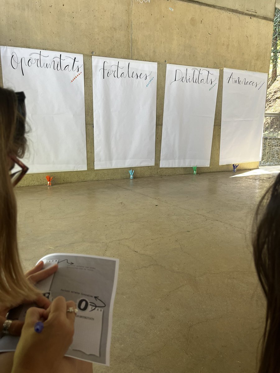 Avui hem acabat el curs amb un claustre dinàmic tot compartint i analitzant les debilitats, amenaces, fortaleses i oportunitats que tenim com a centre educatiu. 
Aquesta pràctica ens servirà per una millor presa de decisions i per tal de reflexionar sobre la pràctica educativa.