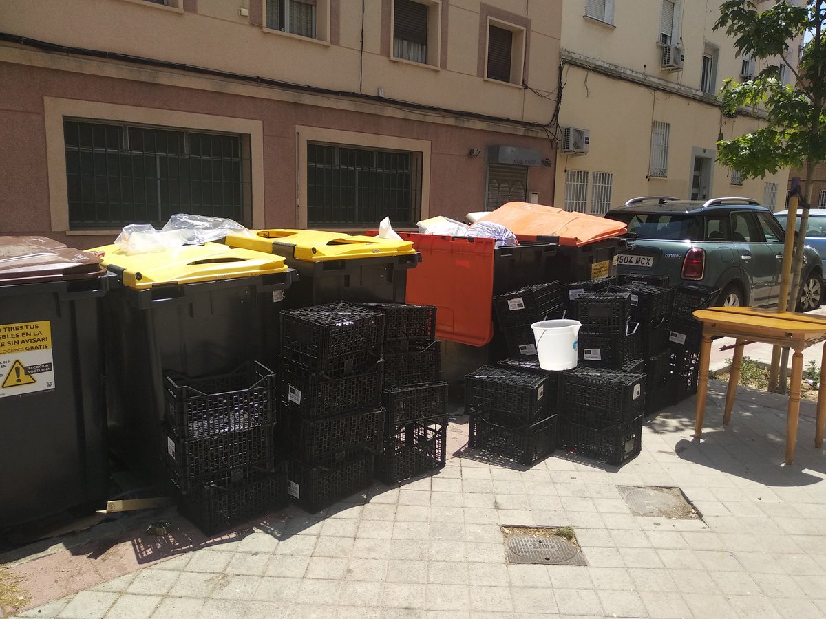 dmetrix1's tweet photo. Se trata de ONG Refugiados Sin Fronteras (Matilde Landa 26) Cada semana se deshace de sus residuos comerciales repartiendo las numerosas cajas cerca de cubos de basura de uso doméstico. Como ven, son tantas que ya afecta a la vía pública. @Lineamadrid @Tetuan30Dias @asoventilla https://t.co/OXvEIdKmRK