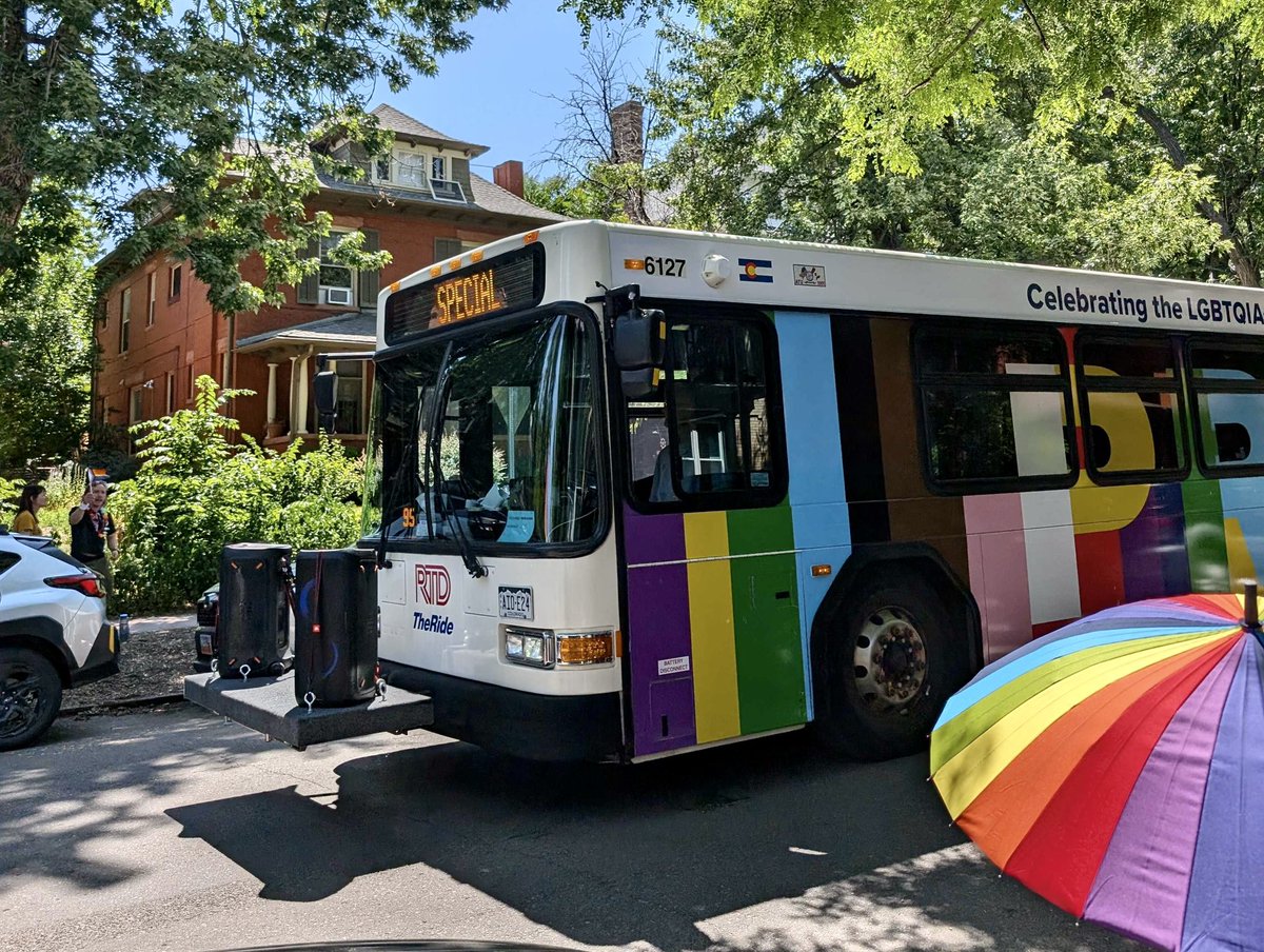 GreatDenTransit's tweet photo. Happy Monday!
It appears that yesterday’s #DenverPride parade along 17th Ave was a big success.
With #ColfaxBRT coming online in 2027, should the parade be permanently switched to 17th Ave so that BRT can help get guests to, from & around future events without disruption? https://t.co/TN6qilXlOS