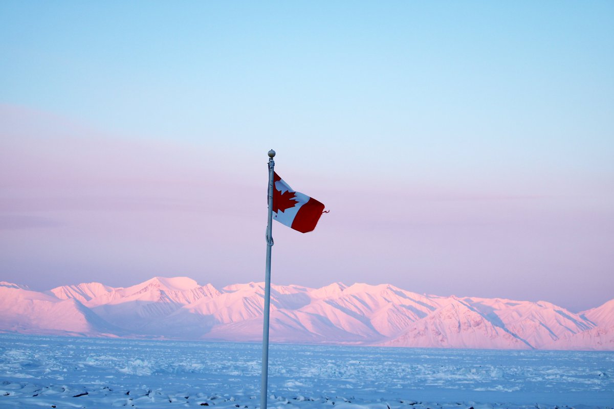 La #FêteDuCanada célèbre un pays qui s’exprime couramment en français, en anglais et dans plusieurs autres langues qui façonnent notre diversité, dont celle de la #diplomatie. De partout, nos voix se font entendre #FortEtFier pour la paix, la liberté et la coopération. ❤️