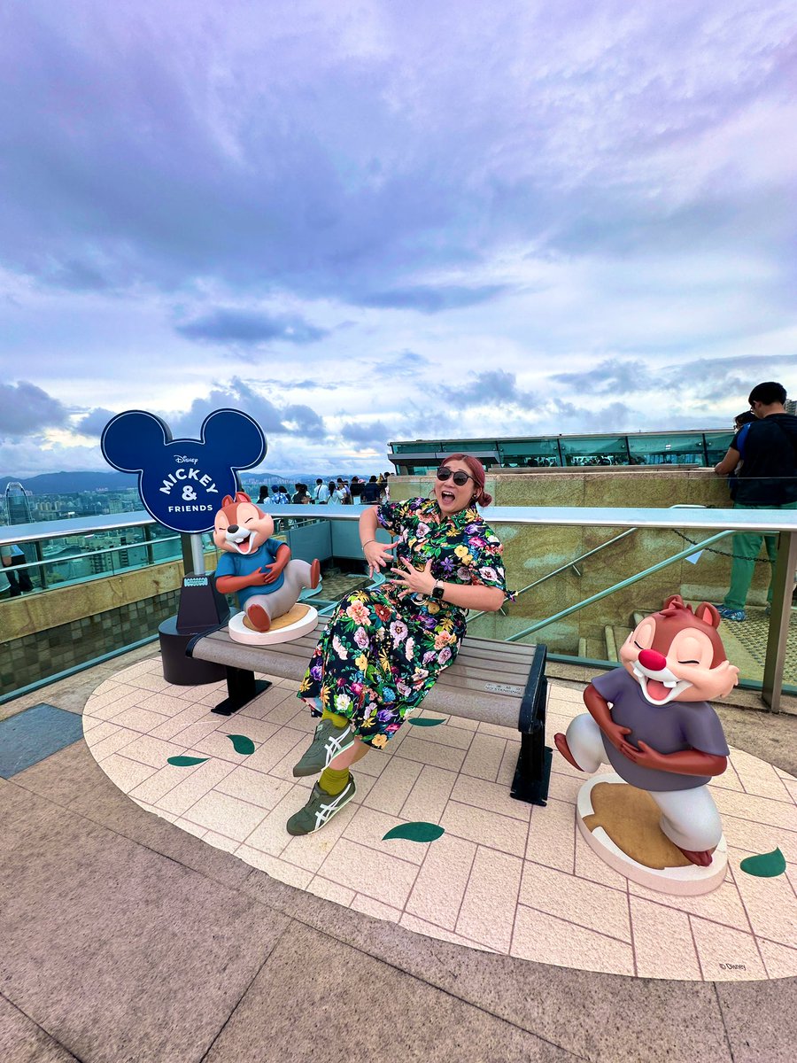 aico_and_tweet's tweet image. 取り急ぎツイート
香港ヴィクトリアピーク🇭🇰
ピークトラム🚃いってきたよ!
電車もディズニー仕様でミッキーマウスクラブハウスの曲流れてて
山頂登ったところのスカイテラスの
展望台にはクールでモダンなディズニーキャラクターたちが待っててくれてたよ😎
デイジー🌼の服が可愛かった!…