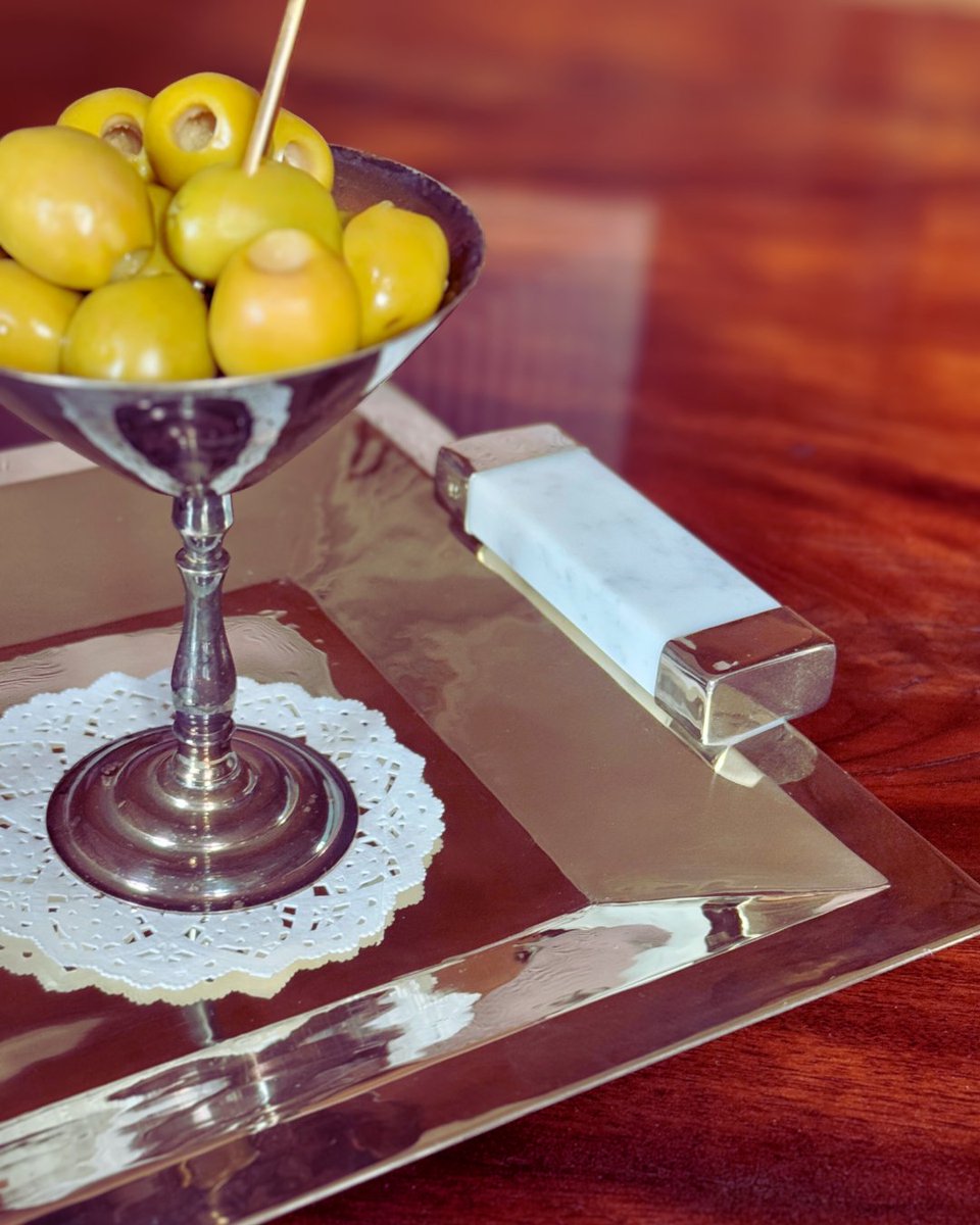 airedelsurstore's tweet image. The CAPA marble tray is all about hosting and delighting. Picture serving these little glasses filled with treats, with a design that screams effortless elegance. Perfect for those special moments at home.

#airedelsur #airedelsurstore #CapaTray #handmade #SimpleLuxury