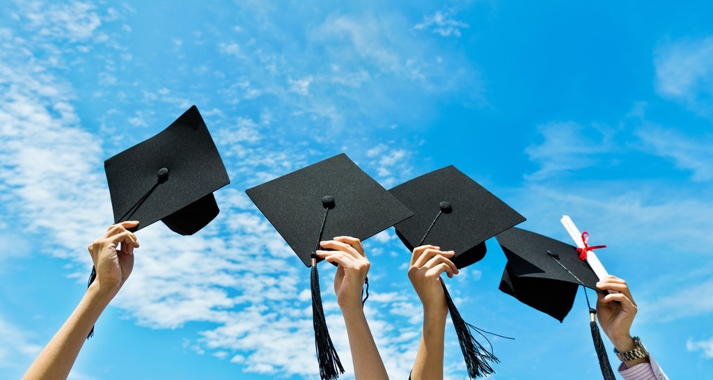 SuzeOrmanShow's tweet image. 🎓 Want to help a new grad financially? Make sure you're not risking your own future. Learn how to support them and protect your retirement. Healthy boundaries = smart money moves. 👉 Read now: bit.ly/44IgAvK #suzeorman #financialwellness #newgrads #moneymonday