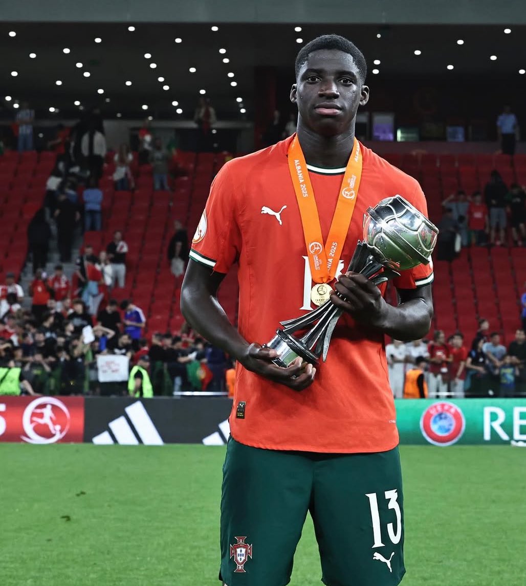 salibathegoat1's tweet photo. Having rewatched U17 Euros here’s a list of my favourite players 
-Daniel Banjaqui(17) RB🇵🇹BENFICA
-Emmanuel Mbemba(17)CB🇫🇷PSG
-Mauro Furtado(16)CB🇵🇹BENFICA
-Jesse Bisiwu(17) LW🇧🇪CLUB BRUGGE

Comps below 🫡
#benfica #psg #u17euro https://t.co/QPO1q3XJM4
