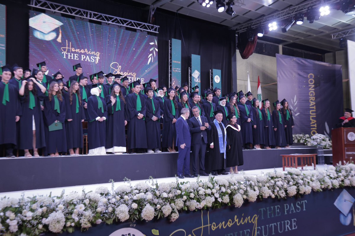 تشرفت، بصفتي عضو جمعية خريجي مدرسة الشويفات الدولية (SABIS)، بحضور حفل التخرج للسنة التاسعة والثلاثين بعد المئة.