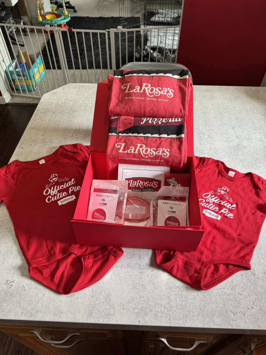 FixItFowler42's tweet image. Huge thank you to @LaRosasPizza for the birthday gift we received in the mail today! Not only the best pizza, but the best people and company! Thank you again and we’ll see you next time!
